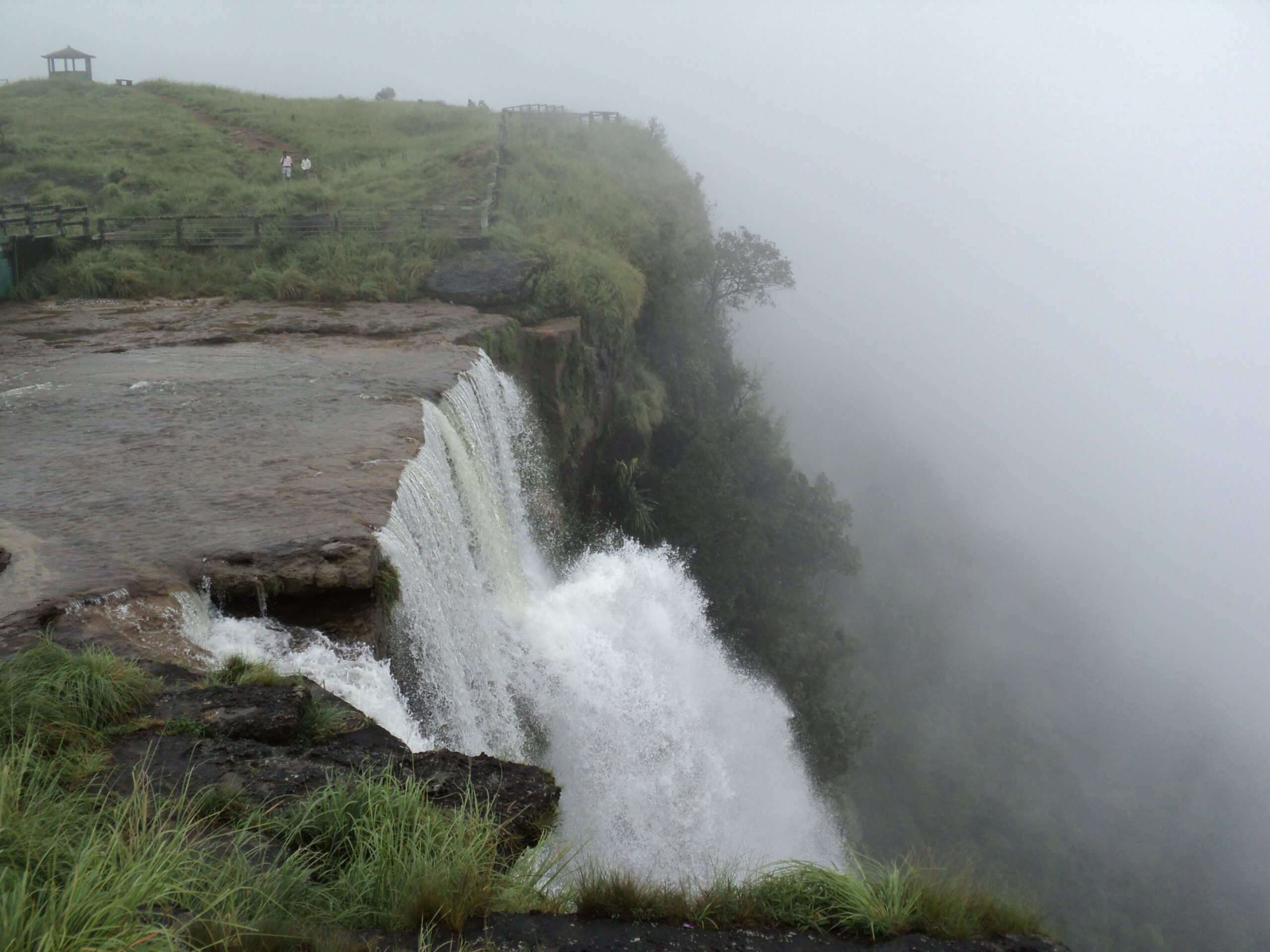 Discover Nohsngithiang Falls: The Beauty of Cherrapunji